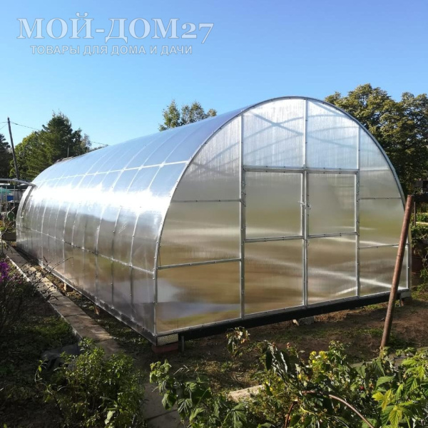 Теплица Фермерская 4,2х10 метров с поликарбонатом | Мой-Дом27 | Каркас изготовлен из оцинкованной замкнутой трубы 30*20 мм.<br>
 <b>Ширина - 4,2 метра</b>. Высота - 2,75 метра. Длина - 10 метров<br>
 Выдерживаемая снеговая нагрузка - 150 кг/м2. Выдерживаемая ветровая нагрузка - до 27 м/с.<br>
 <b>Расстояние между дугами 0,65 метра. Толщина металла дуги 1,2 мм. С каждого торца по две двери и форточки в дверях</b><br>
 <b>
Стрингеров (горизонтальных соединений дуг) – 9 шт. </b>